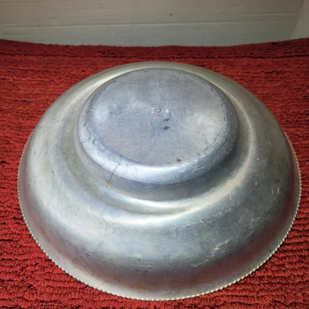 Vintage WILSON SPECIALTIES Hand-wrought Aluminum  Floral Serving  Bowl USA 12‎